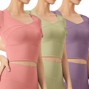 Hauts de yoga et d'entraînement pour femmes, coupe ajustée, avec logo frontal, manches courtes, respirants, col en V, et shorts de sport à taille élastique – Collection Été 2025 - Product Image 4