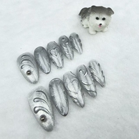 Uñas artificiales francesas; forma de uña de almendra con patrón tridimensional; fábrica de alta calidad al por mayor.