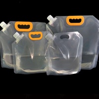 Pochettes en plastique recyclables personnalisées avec impression par gravure, bec verseur et poignée, bouchon supérieur en aluminium pour le remplissage de jus, vodka et whisky en grande quantité
