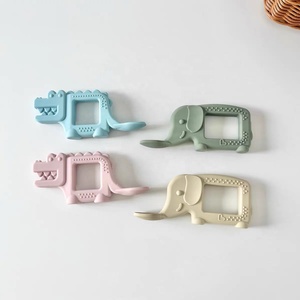Juego de Cuchara y Tenedor 2 en 1 para Bebés, Libre de BPA, de Silicona Ecológica, para la Primera Etapa de Alimentación, con Diseño de Cocodrilo y Elefante - Product Image 4