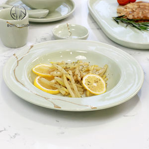 Assiettes creuses en céramique verte élégantes, <span class=keywords><strong>vaisselle</strong></span> polyvalente pour servir des pâtes au restaurant, des repas gastronomiques <span class=keywords><strong>à</strong></span> la maison, des événements de traiteur - Product Image 1