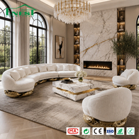 Ensemble de canapés en bouclette courbés de luxe italiens, forme organique moderne, canapé sectionnel avec base sculptée dorée pour projets de villas haut de gamme