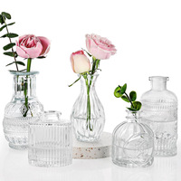 Vases en verre vintage fabriqués à la main Superbes pièces de décoration pour fleurs, centres de table et intérieurs d'inspiration antique