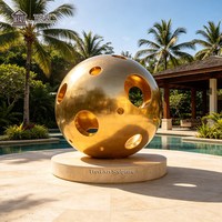 Sculpture sphérique moderne en acier inoxydable, finition miroir doré, boule creuse pour la décoration extérieure des hôtels, des piscines et des jardins