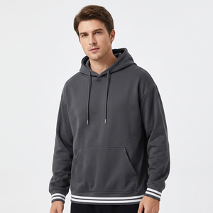 Ensemble de sweat-shirt à capuche gris foncé pour homme, coupe classique, en coton French Terry, couleur unie, décontracté, pour l'automne, avec détails rayés blancs - Product Image 2