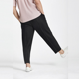 กางเกงลำลองทรงฮาเร็มผู้ชาย ผ้าพลีทคุณภาพสูง เอวยางยืด ทรงสกินนี่ ผลิตจากโพลีเอสเตอร์ 100% เป็นมิตรต่อสิ่งแวดล้อม - Product Image 4