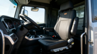 Siège conducteur à suspension pneumatique robuste avec réglage de la amortissement et fonction d'évacuation rapide pour camions et bus commerciaux