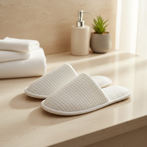 Pantuflas Desechables Biodegradables Ecológicas Nuevas de 2026, de Algodón Blanco con Diseño de Gofre, con Logotipo Personalizado, Punta Cerrada, Suaves y Cómodas para Uso en Hoteles - Product Image 1