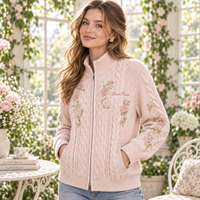 Cardigan personnalisé pour femme, broderie florale, tricot torsadé, fermeture éclair, col montant, manches longues, vêtements en tricot pour femme, OEM ODM, MOQ flexible