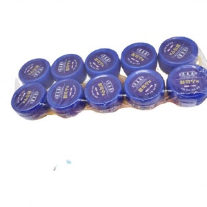 Las tiendas de un y dos yuanes ofrecen cremas para manos y pies con aceite de serpiente y vaselina a prueba de grietas, incluyendo cremas anti-grietas e hidratantes. - Product Image 5