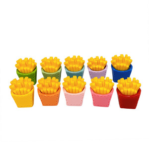 Aimants de réfrigérateur en résine plastique en forme de frites miniatures, ensemble multicolore pour la décoration et les cadeaux d'anniversaire - Product Image 1