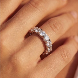 Anello Eternity Completo Kacy con Diamanti Sintetici HPHT CVD a Forma Ovale Smeraldo, in Argento S925, Cavo e Traspirante, Certificato IGI, Vendita all'Ingrosso - Product Image 4