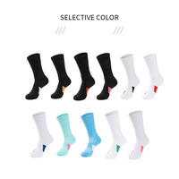 Chaussettes de sport personnalisées antidérapantes avec logo sur mesure, en coton côtelé durable et rembourré, idéales pour la course à pied