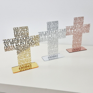 Croix en acrylique découpée au laser de 15 cm de haut avec texte gravé personnalisé. Nom de famille, baptême, baptême, annonce de naissance - Product Image 1