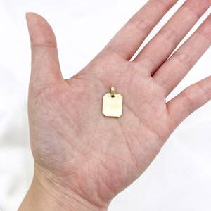 ผู้ผลิตเครื่องประดับจีน สร้อยคอจี้รูปทรงแปดเหลี่ยมสำหรับคู่รัก ทำจากเหล็กผ่าตัด ชุบทอง PVD สามารถสลักได้ - Product Image 2