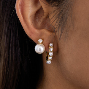 Boucles d'oreilles Huggie en forme de couronne avec incrustation de perles et de zircons blancs en acier inoxydable pour un usage quotidien - Product Image 2
