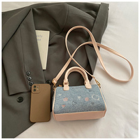 Nouvel Arrivage Sac à Main Bandoulière de Luxe Structuré pour Femme, Tendance, avec Broderie Kawaii, Texture Denim, Breloque Ours et Finition Rose
