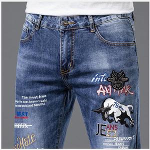 <span class=keywords><strong>2023</strong></span> High Street Fashion Style <span class=keywords><strong>Jeans</strong></span> pour hommes, <span class=keywords><strong>Jeans</strong></span> de styliste personnel imprimé surdimensionné <span class=keywords><strong>Jeans</strong></span> pour hommes Skinny Hip Hop <span class=keywords><strong>Jeans</strong></span> brodés - Product Image 4