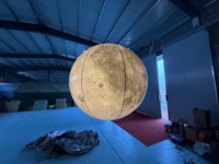 Ballon en forme de lune avec ventilateur intégré et lumière LED 16 couleurs pour la décoration scolaire et les publicités gonflables