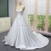 Robe de mariée en satin de luxe de haute qualité, moderne, élégante, plissée, sans bretelles, style princesse, longueur au sol, avec dos lacé, nouvelle arrivée