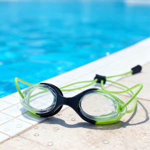 XF004 子供用スイミングゴーグル、曇り止め、UVカット、漏れ防止、快適なPCレンズ、ファブリックストラップ付きスイミングゴーグル - Product Image 1