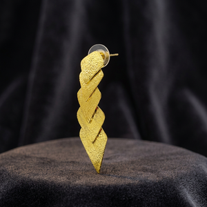 Boucles d'oreilles clous triangulaires texturées en laiton doré Soumya Creations, bijoux géométriques pour femmes, pour fêtes et occasions spéciales - Product Image 3