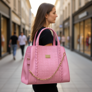 Bolso de Mano Casual Fana Jupiter para Mujer Espectacular en Rosa con Gran Capacidad Dos Asas Cierre Abierto y Decoración de Cadena - Product Image 2