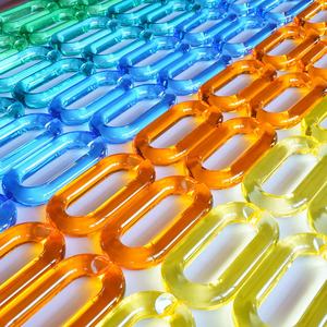 Vente en gros de grandes chaînes murales en acrylique colorées, maillons en acrylique pour décoration murale DIY, artisanat pour la maison - Product Image 2