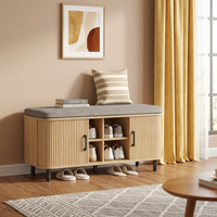 Banc de rangement rustique pour entrée OEM ODM avec portes coulissantes à tambour rainurées, compartiments ouverts, coussin et pieds en métal noir