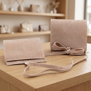 Pochette à bijoux en velours avec logo personnalisé en relief, enveloppe en microfibre suédée pour maquillage et produits de beauté, sac personnalisé pour petites entreprises - Product Image 2
