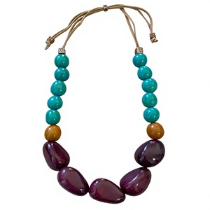 Collier multicouche tendance en résine et perles, motif coquillage, coloré rose, rouge, orange, bijou fantaisie pour femme, idéal pour mariage - Product Image 4