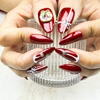 El arte de uñas portátil hecho a mano puro estilo navideño festivo rojo se puede reutilizar