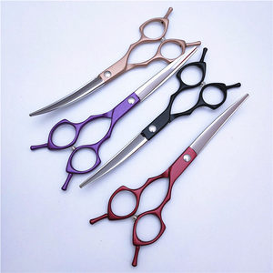 Tijeras de peluquería canina coloridas de 6.5 y 7 pulgadas con forma de arco curvo, de acero 440C, para cuidado estético. - Product Image 1
