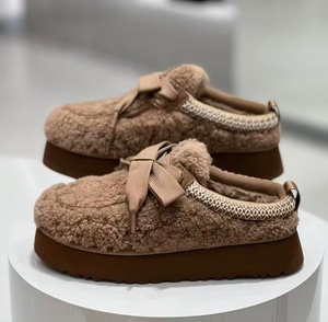 Pantuflas de plataforma para mujer, personalizadas, de alta calidad, con decoración de lazo, forro de felpa cálido, antideslizantes, informales, de invierno, estilo UGG, de lana. - Product Image 2
