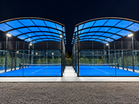 Auvent de terrain de padel arqué, système de toit fixe, protection contre la pluie et la lumière naturelle pour les clubs sportifs et les installations d'entraînement