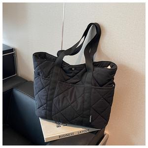 Sac fourre-tout en coton rembourré décontracté pour femmes 2024 Grande capacité Automne/Hiver Nouveau sac à bandoulière tendance en toile pour les trajets quotidiens - Product Image 3