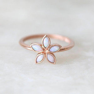 แหวนเงินแท้ 925 ชุบทองคำขาวประดับโอปอลรูปดอกไม้ ดีไซน์เรียบหรู เหมาะสำหรับเป็นของขวัญงานแต่งงานหรืองานหมั้น - Product Image 2