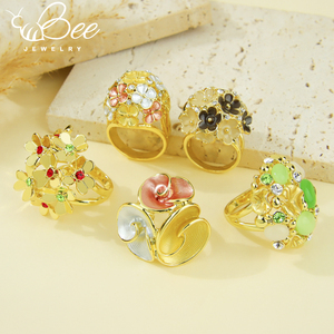 แหวนเคลือบสีสันสดใสสไตล์โรมโบราณ แฟชั่นกันน้ำ ทอง 14k ลายเรขาคณิต ประดับดอกไม้ แหวนค็อกริง สำหรับขายส่ง - Product Image 1