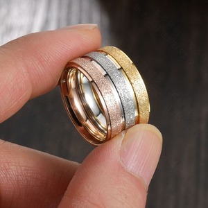 <span class=keywords><strong>Anello</strong></span> Sottile in Acciaio Inossidabile Dorato 4 mm, Versatile e alla Moda, con Doppia Finitura Opaca per Coppie - Product Image 3