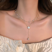 Collier double couche de perles de camélia pour femme chaîne de cou de luxe et de niche haut de gamme chaîne de clavicule à pampilles