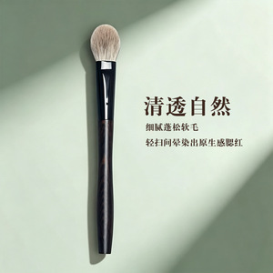 Pinceau à blush en forme de cœur, poils doux d'animaux, manche en bois pour une application de maquillage naturel. - Product Image 1