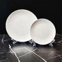Assiettes à dîner en céramique blanche modernes en gros, ensembles de vaisselle à motifs personnalisés pour restaurants et hôtels, assiettes résistantes au lave-vaisselle