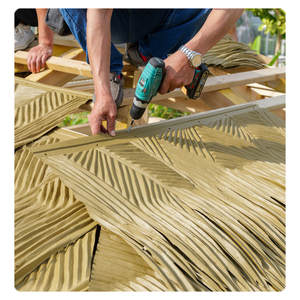 بلاط سقف من أوراق النخيل الاصطناعية مصنوع آليًا بطول 100 سم مقاوم للحريق والأشعة فوق البنفسجية ومقاوم للماء مع ضمان 5 سنوات للاستخدام الخارجي - Product Image 1