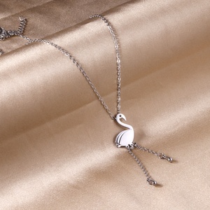 Pendentif Cygne Élégant et Populaire en Acier Inoxydable Plaqué Or 18 carats avec Bonne Chaîne - Product Image 4