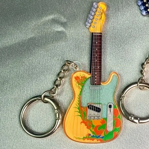 Porte-clés en acrylique en gros, breloque guitare acoustique et électrique rétro folklorique, ornement à suspendre pour sac à dos - Product Image 4