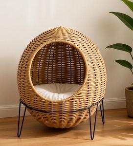 Maison pour chat en rotin de qualité supérieure sur pieds trépieds surélevés, lit pour chat surélevé avec coussin doux, panier pour animaux de compagnie moderne fait à la main - Product Image 1