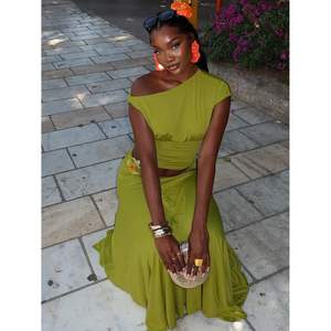 ชุดเซ็ตเสื้อครอปเปิดไหล่และกระโปรงยาวทรงพลิ้วสีพื้นสำหรับผู้หญิง รุ่นคัสตอม 2026 เหมาะสำหรับวันพักผ่อน ผลิตจากผ้าเครป 100% ระบายอากาศได้ดี - Product Image 6