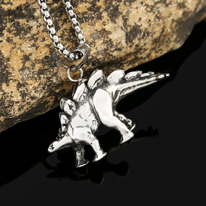 Collier pendentif dinosaure en acier inoxydable pour homme, bijou en forme d'animal, chaîne de 60 cm en acier coloré, accessoire de mode pour pull - Product Image 1