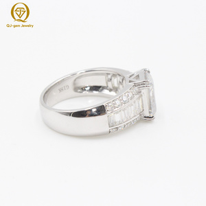 Bague de luxe pour homme en or blanc 18 carats avec diamant de laboratoire taille baguette et certificat IGI – Haute qualité, taille personnalisable, idéale pour un cadeau - Product Image 2