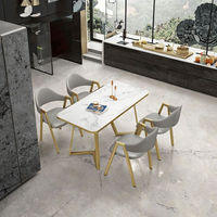 Ensemble de table à manger convertible moderne et durable avec pieds en métal doré, plateau en pierre, 4 chaises, design rectangulaire pour la maison, salon